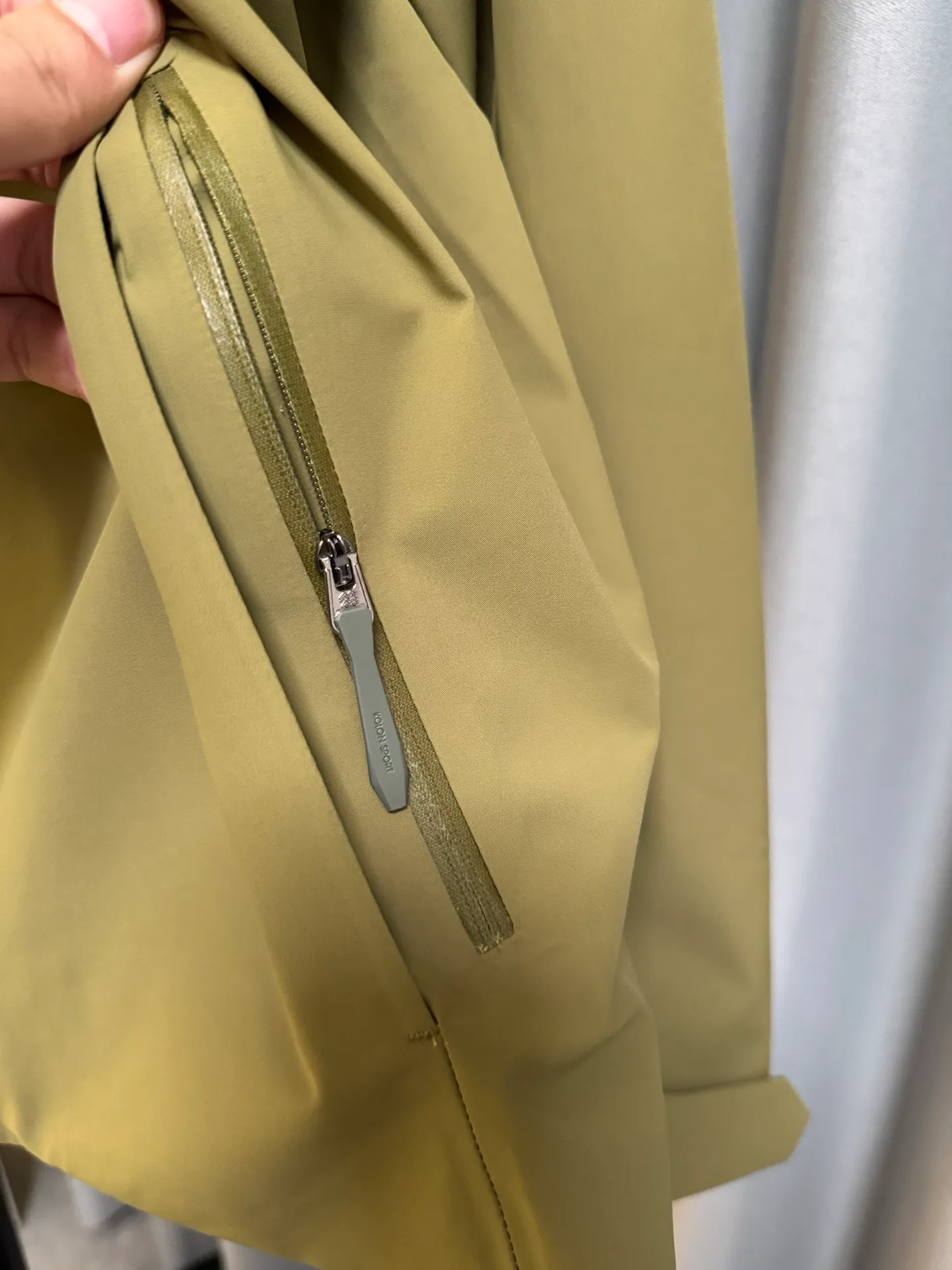 [Premium Replica] KOLON SPORT/Kolon 26fw waterproof, breathable, windproof Wear-Resistant KOLON laminated jacket (green), windproof and waterproof, lightweight Breathable, can be worn for outdoor commuting in spring and autumn, hooded design, zipper pockets on both sides, cuff Velcro, lined and comfortable, fully laminated style, simple upper body, look for the correct version. Size: m/l/xl/2xl/3xl